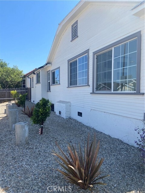Building Photo - 4050 Floral Dr