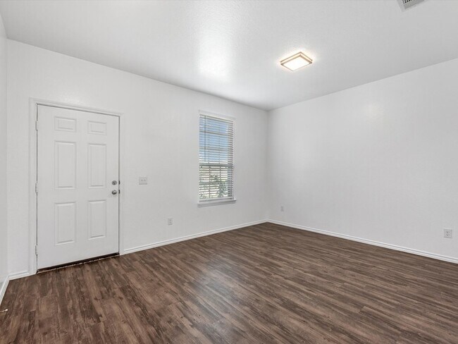 Building Photo - 2627 Summer Ln