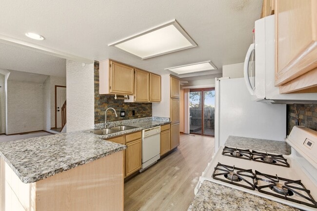 Building Photo - Deer Pointe Village Townhome Feautures 2 P...