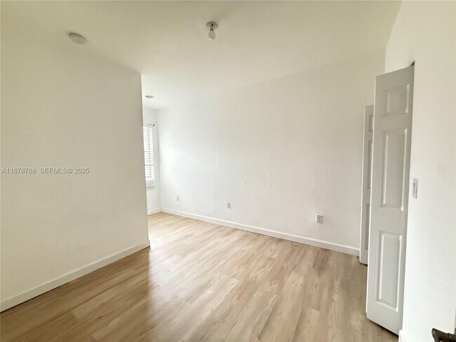 Building Photo - 3204 SE 5th Ct