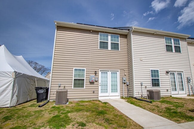 Building Photo - Like New End Unit Townhome, 3 Bed 2.5 Bath