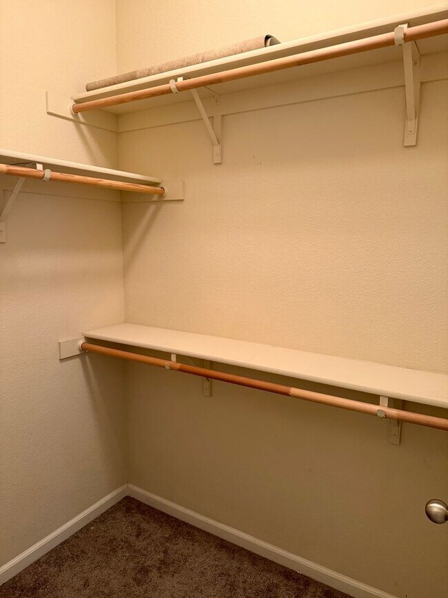 Building Photo - Spacious 4 Bedroom 3 1/2 Bath Home Available Now