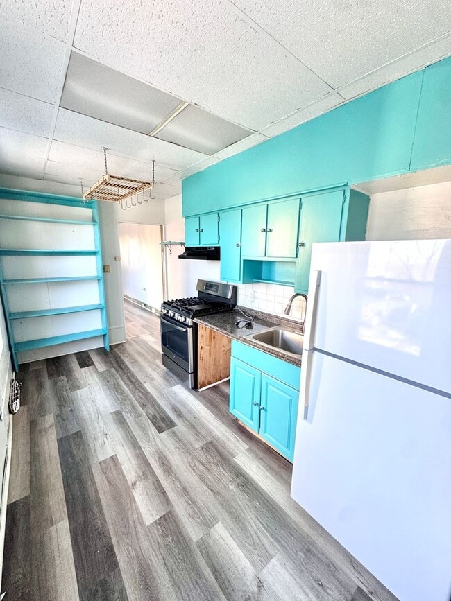 Building Photo - FOUR BEDROOM End of Row