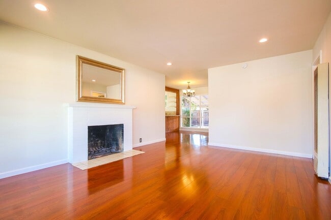 Building Photo - Charming 3 Bed, 2 bath in the East Foothills