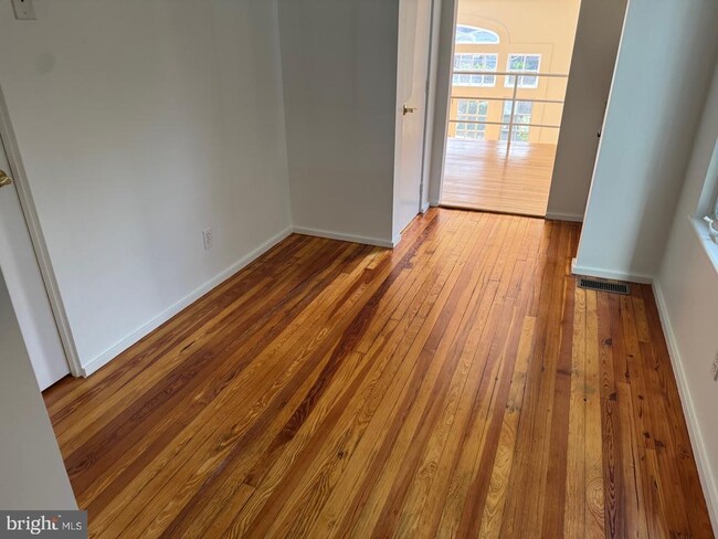 Building Photo - 4920 Butterworth Pl NW