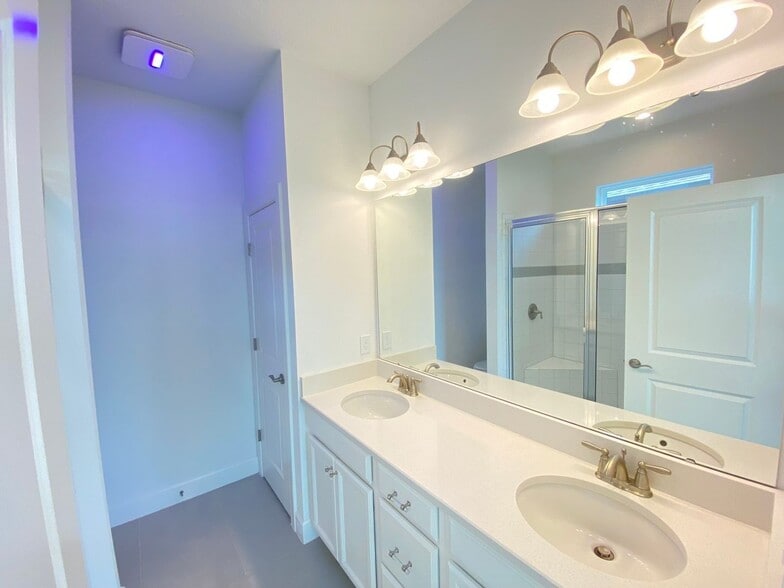 Building Photo - 2182 Palm Tree Dr