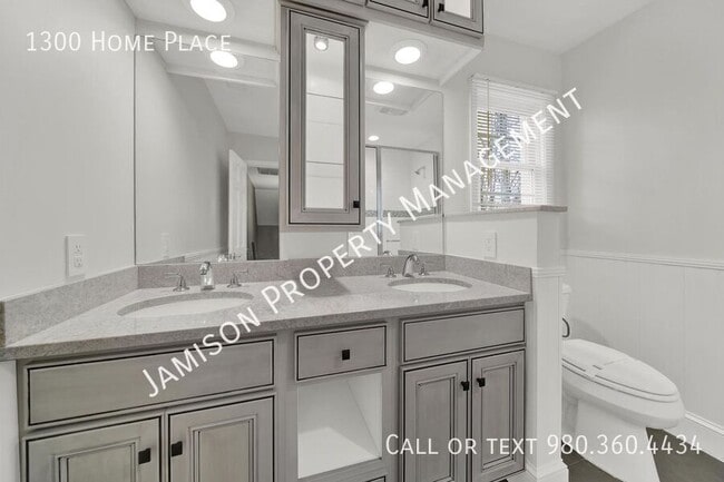 Building Photo - 1300 Home Pl