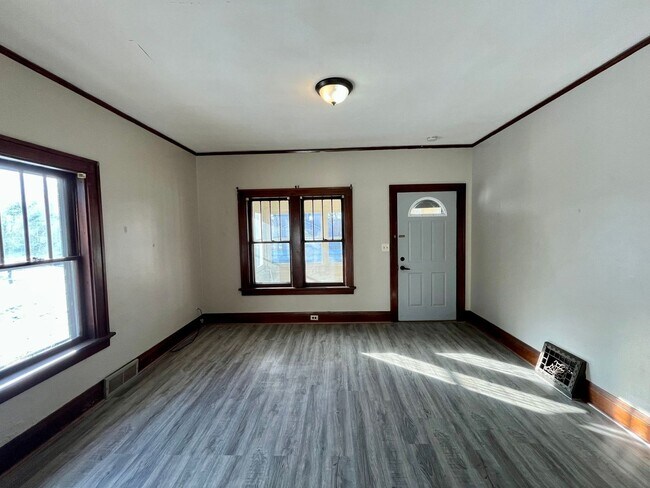 Building Photo - 619 Werle Ave