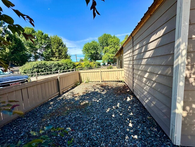 Building Photo - 1204 N Brooklane St