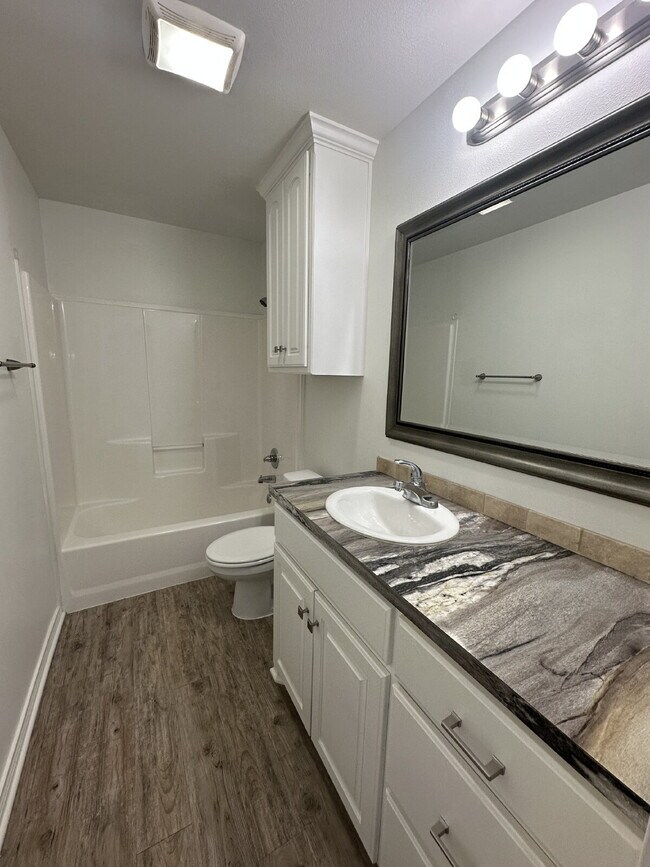 Building Photo - Beautifully Maintained Duplex - Lease Only