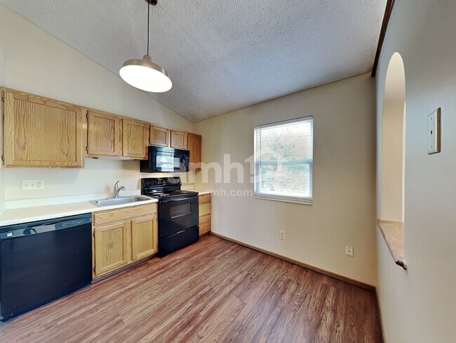 Building Photo - 212 Charing Cross St