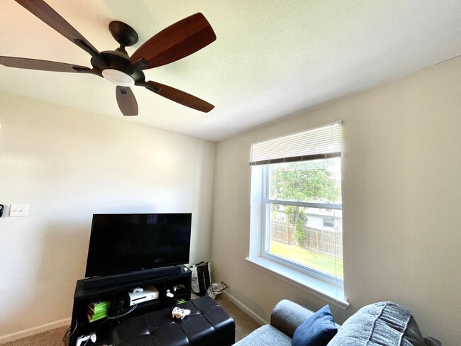 Building Photo - Rare, sought-after 5 bedroom home in Pembroke Meadows.