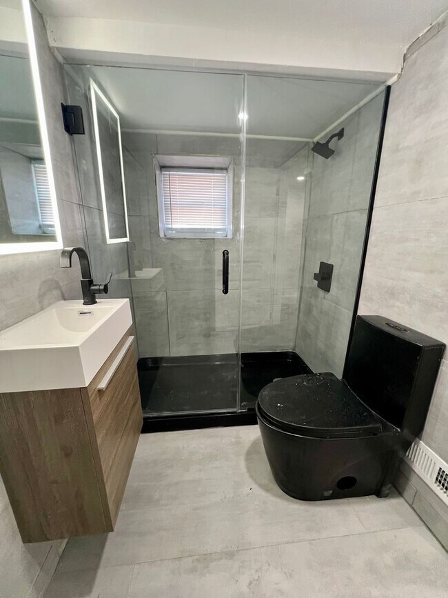 Building Photo - Luxurious 1-Bedroom Apartment in West Phil...