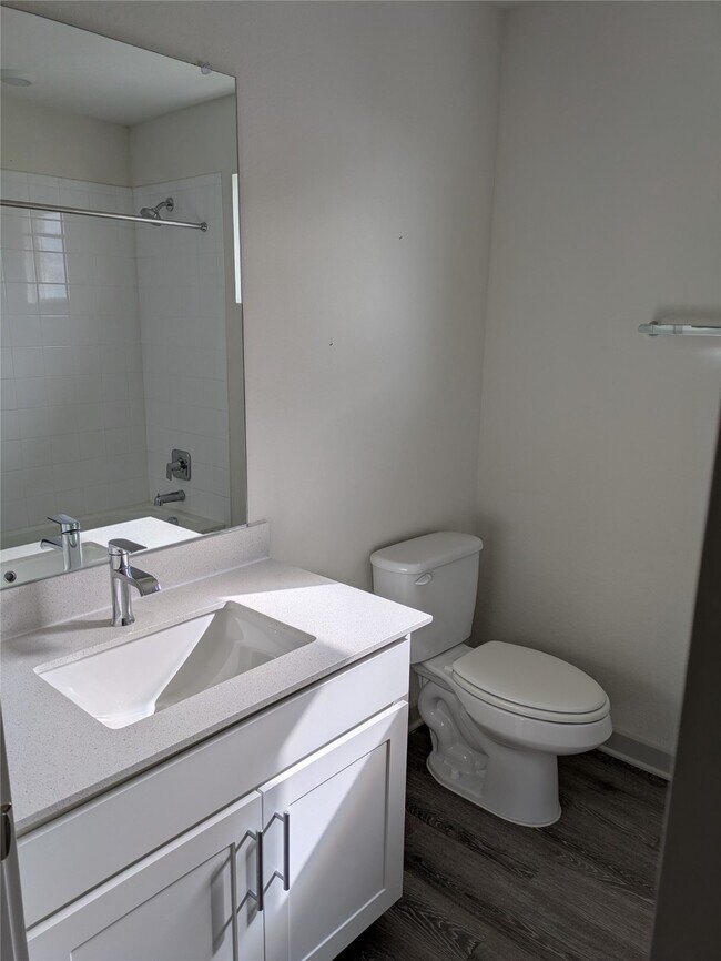 Building Photo - 549 Wilshire Rd