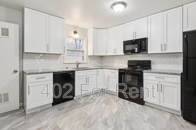 Building Photo - 3823 Saratoga St