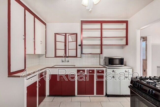 Building Photo - 208 W Glenrosa Ave