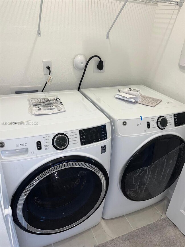 Building Photo - 2679 SE 25th Ter