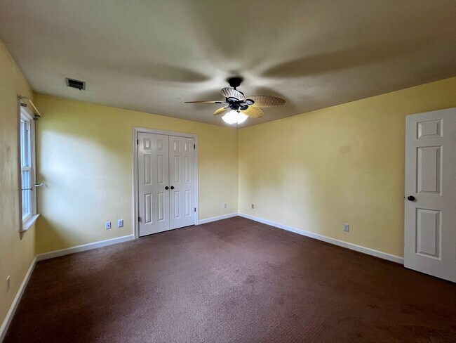 Building Photo - Large 6 bedroom home with Pool in Virginia Beach