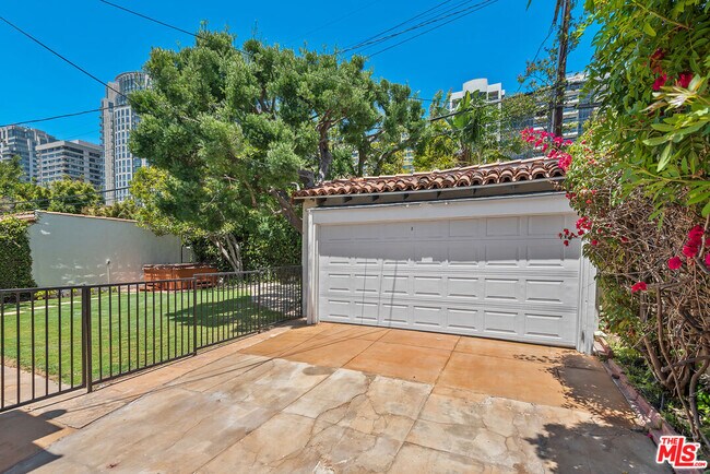 Building Photo - 10733 Wellworth Ave