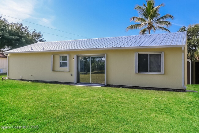 Building Photo - 674 23rd Pl SW