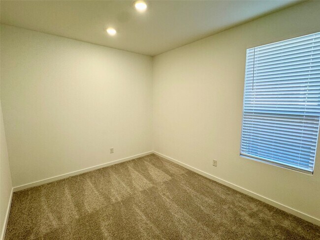 Building Photo - 5835 Majestic Sky Dr