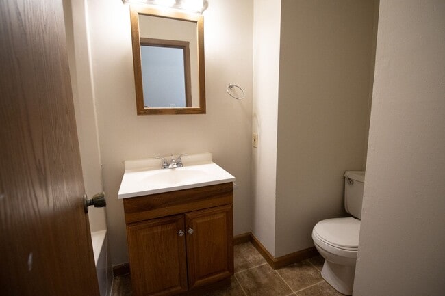 Building Photo - 3 Bed 2 bath Townhome