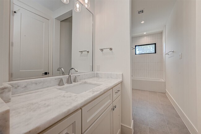 Building Photo - 1506 W 43rd St