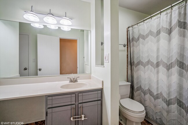 Building Photo - 1806 Hemlock Pl