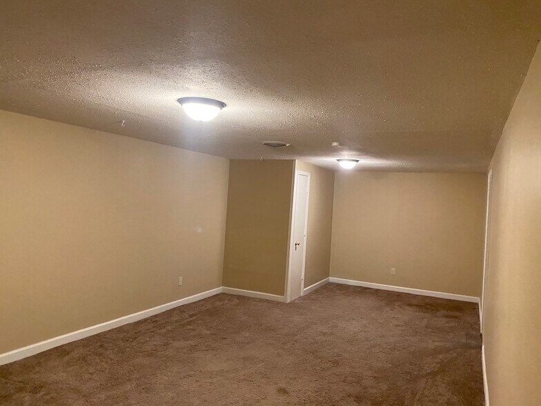 Building Photo - 10610 Johnson Cir