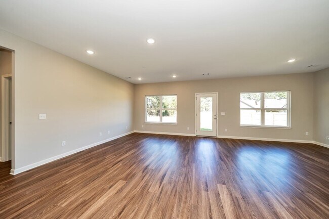 Building Photo - Newly Renovated Home in Brookwood!