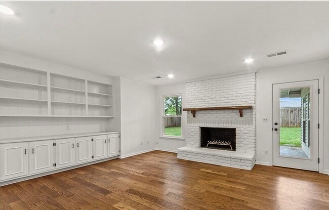 Building Photo - 3 bedroom, 2 bath