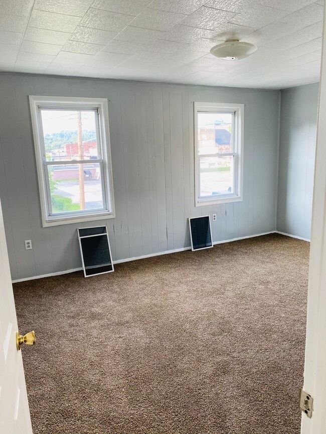 Building Photo - 2 bedroom single family home ready now