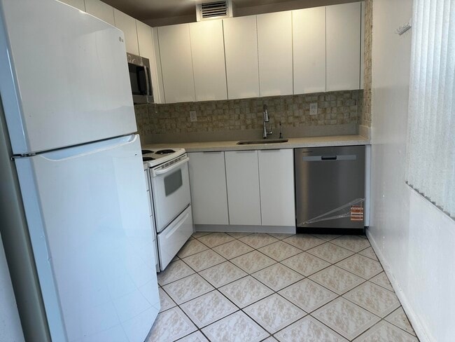 Building Photo - 394 Normandy Ln