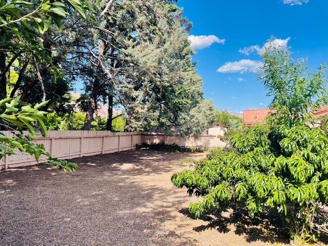 Building Photo - Single family home in the Village of Oak Creek