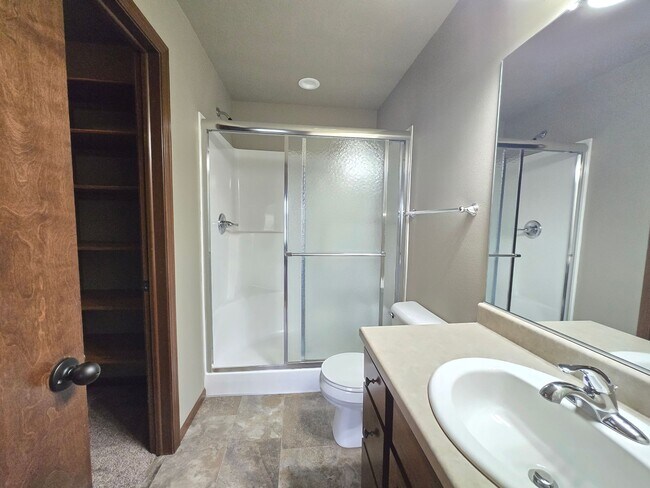 Building Photo - Spacious 3 Bed 2 Bath Twinhome | East Siou...