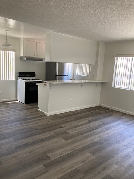 Living room - 964 S Ardmore Ave