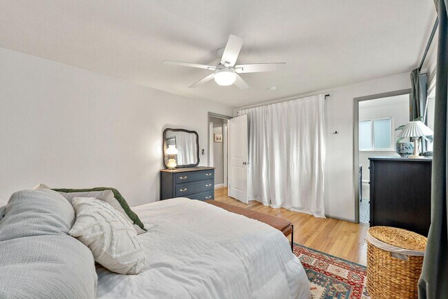 Building Photo - Spacious 4 Bed Lakewood Home w/ 2 Kitchens...