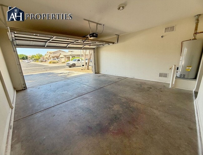 Building Photo - Large backyard Home in Surprise