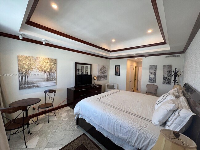 Building Photo - 100 Lincoln Rd