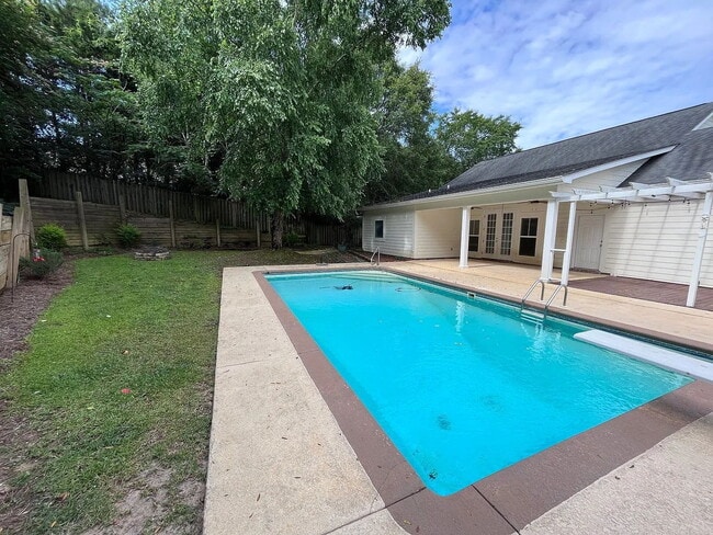Building Photo - Available now FOR RENT in Dothan, AL!!