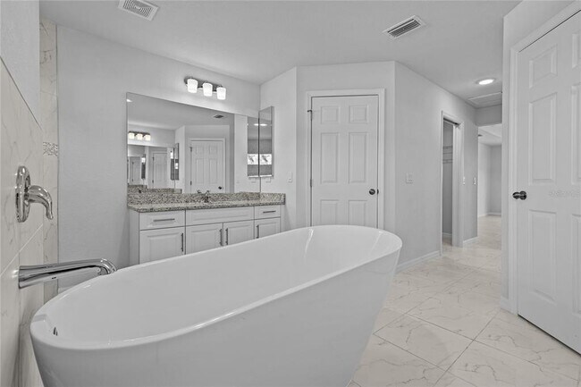 Building Photo - 710 NW 2nd Ln