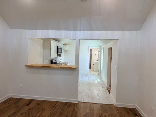 Building Photo - Cute 2 bedroom home in Prague!