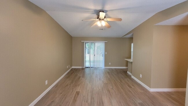 Building Photo - 2 bedroom 1 bath duplex available for rent!