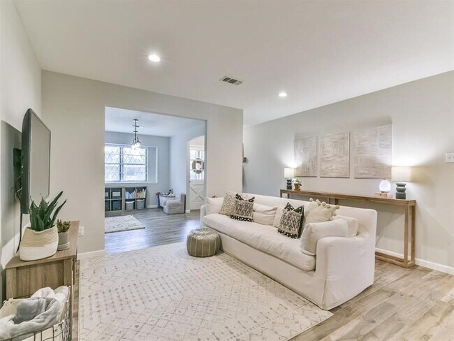 Building Photo - 401 Reta Dr