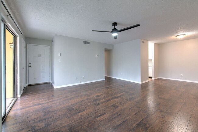 Building Photo - Nice and spacious condo on the 3rd with washer and dryer, near USF and I-75
