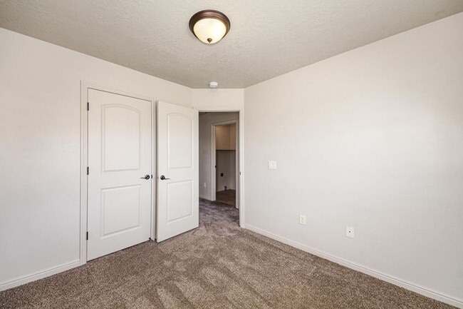 Building Photo - Beautiful Fossil Hills END UNIT!!