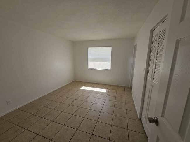 Building Photo - One bedroom one bath