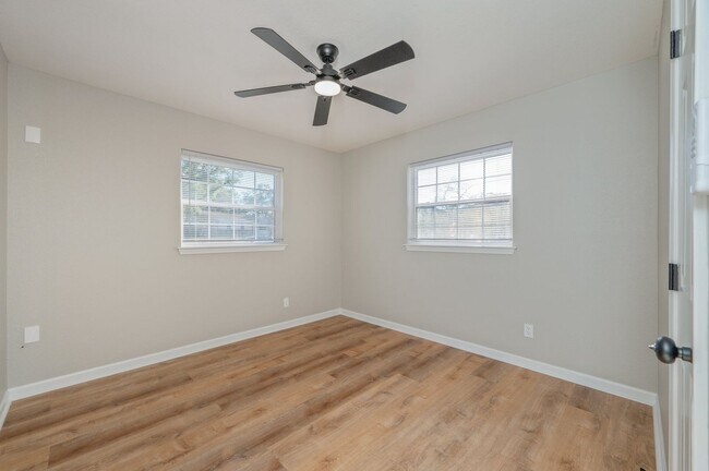 Building Photo - 3 bedroom in Mary Esther Heights!