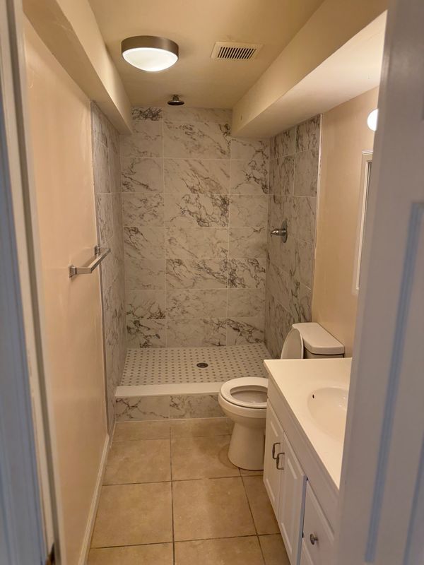 Building Photo - 8701 Lindendale Dr