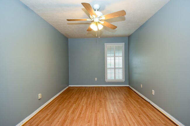 Building Photo - NICE 2 BEDROOM 1.5 BATH CONDO IN GREENWAY ...